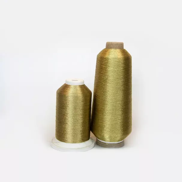 Como a linha de bordar metálica cria efeitos decorativos premium?